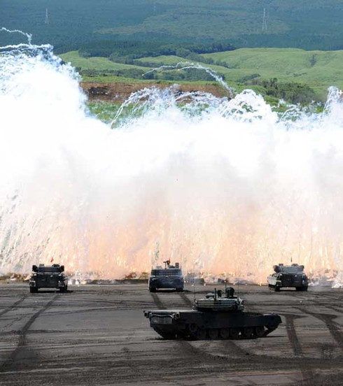 Nhật Bản tập trận lực lượng lớn với vũ khí hạng nặng