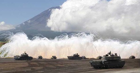 Nhật Bản tập trận lực lượng lớn với vũ khí hạng nặng