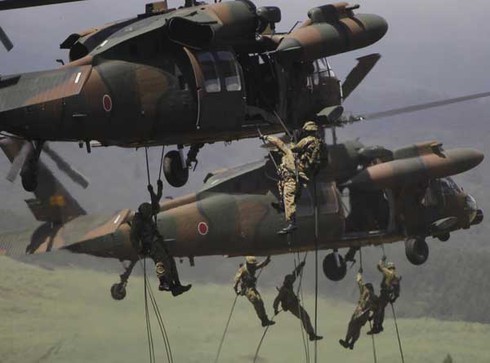 Nhật Bản tập trận lực lượng lớn với vũ khí hạng nặng