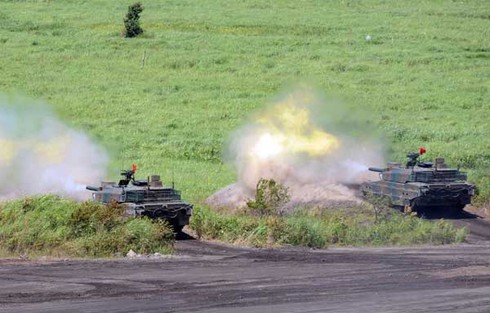 Nhật Bản tập trận lực lượng lớn với vũ khí hạng nặng