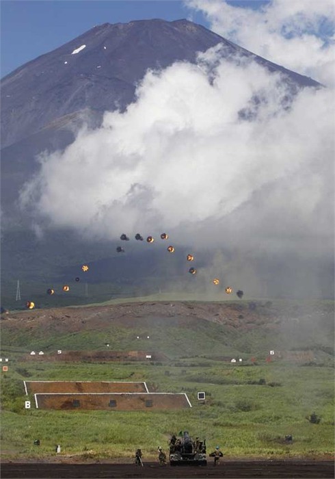 Nhật Bản tập trận lực lượng lớn với vũ khí hạng nặng