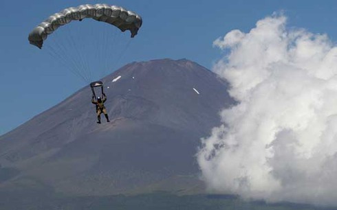 Nhật Bản tập trận lực lượng lớn với vũ khí hạng nặng