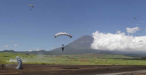 Nhật Bản tập trận lực lượng lớn với vũ khí hạng nặng