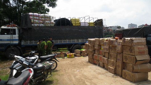 Hà Nội tiêu hủy hàng trăm thùng bánh kẹo dởm