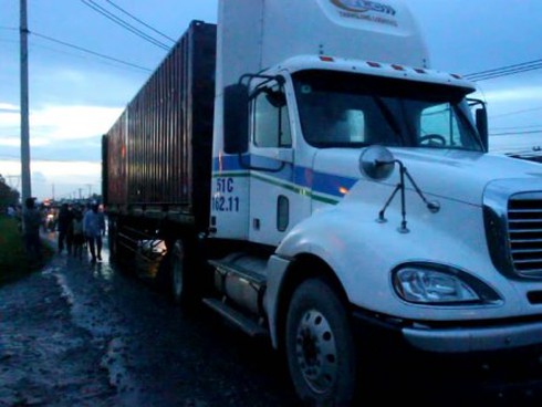 Đường trơn trượt, thanh niên ngã văng vào xe continer