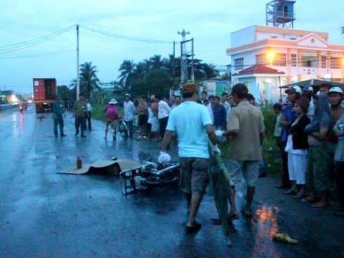 Đường trơn trượt, thanh niên ngã văng vào xe continer