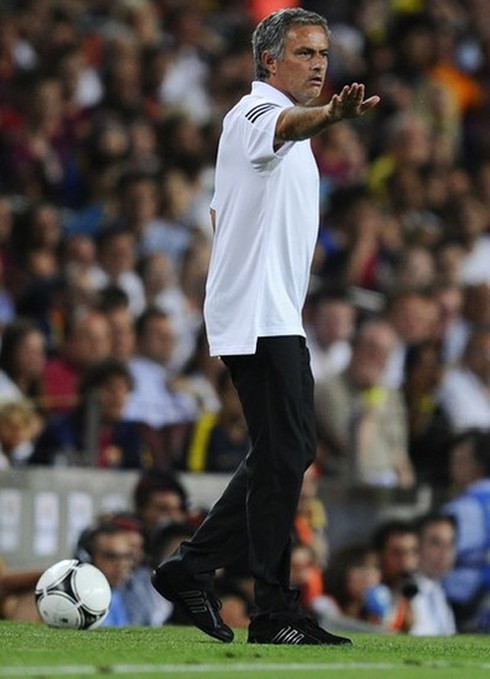 Mourinho công kích trọng tài sau trận thua Barca