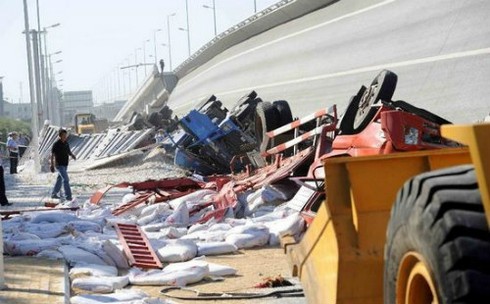 Hình ảnh vụ sập cầu kinh hoàng ở Trung Quốc
