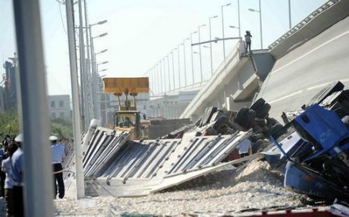 Hình ảnh vụ sập cầu kinh hoàng ở Trung Quốc