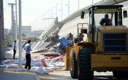 Hình ảnh vụ sập cầu kinh hoàng ở Trung Quốc