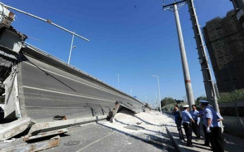 Hình ảnh vụ sập cầu kinh hoàng ở Trung Quốc