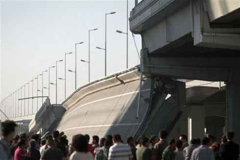 Hình ảnh vụ sập cầu kinh hoàng ở Trung Quốc