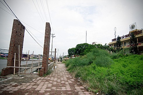 Đường 32 lỡ hẹn thông xe, vỉa hè đầy cỏ dại