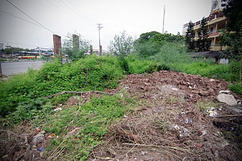 Đường 32 lỡ hẹn thông xe, vỉa hè đầy cỏ dại