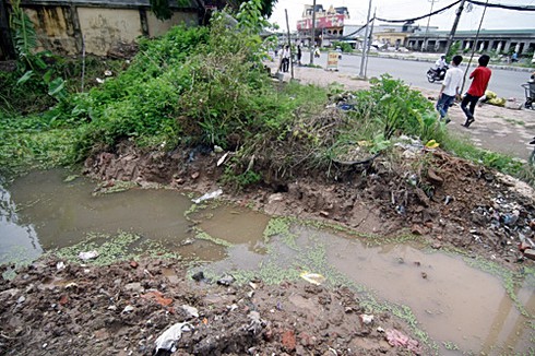 Đường 32 lỡ hẹn thông xe, vỉa hè đầy cỏ dại