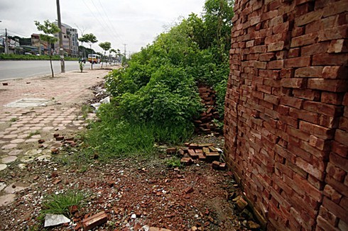 Đường 32 lỡ hẹn thông xe, vỉa hè đầy cỏ dại