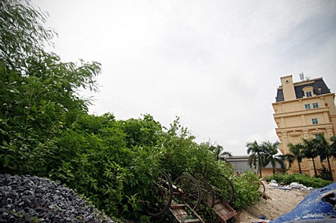 Đường 32 lỡ hẹn thông xe, vỉa hè đầy cỏ dại