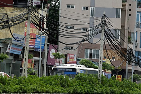 Đường 32 lỡ hẹn thông xe, vỉa hè đầy cỏ dại