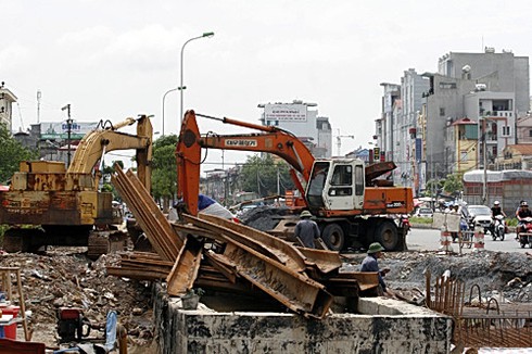 Đường 32 lỡ hẹn thông xe, vỉa hè đầy cỏ dại