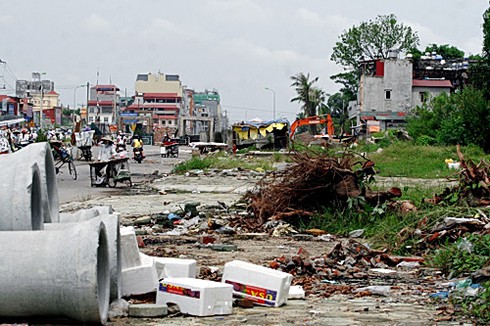 Đường 32 lỡ hẹn thông xe, vỉa hè đầy cỏ dại