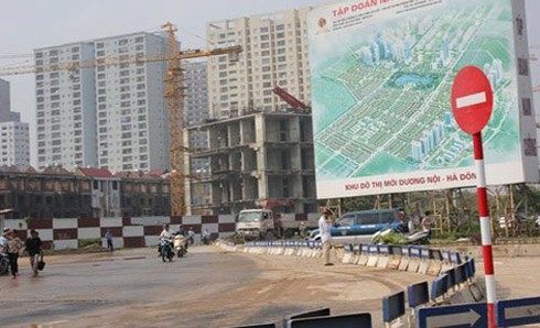 Thông xe đường tạm qua “hố tử thần” đường Lê Văn Lương