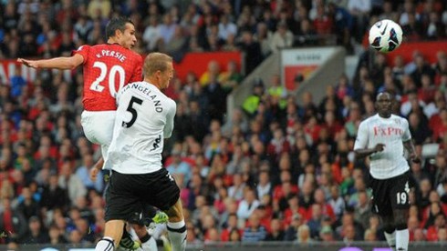 Van Persie và Kagawa giúp MU ngược dòng 3-2 trước Fulham