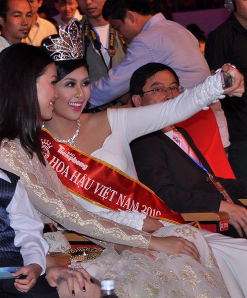 Thùy Dung, Ngọc Hân hào hứng tự 'pose' hình ở chung kết HHVN