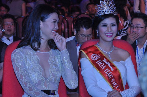 Thùy Dung, Ngọc Hân hào hứng tự 'pose' hình ở chung kết HHVN