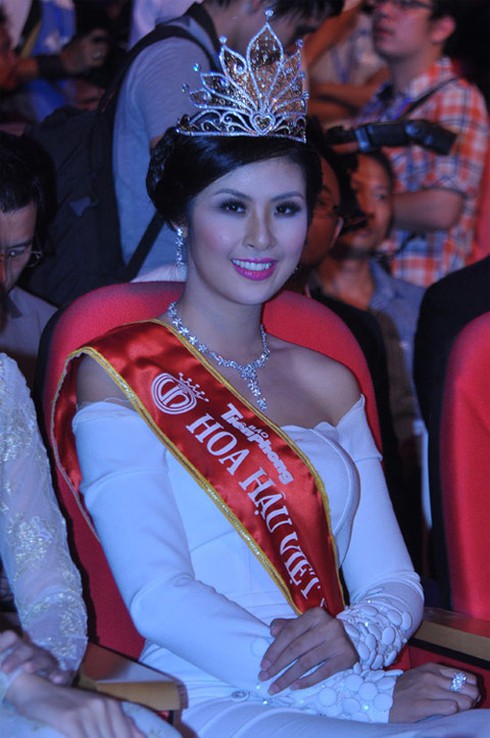 Thùy Dung, Ngọc Hân hào hứng tự 'pose' hình ở chung kết HHVN