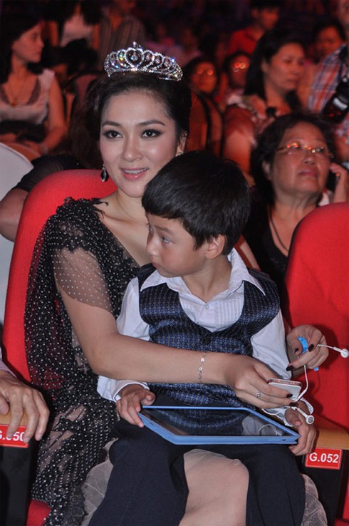 Thùy Dung, Ngọc Hân hào hứng tự 'pose' hình ở chung kết HHVN