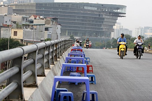 Kỳ quặc quán nước trên cầu vượt đại lộ Thăng Long