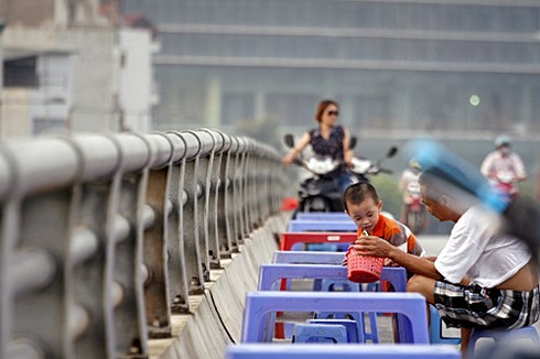 Kỳ quặc quán nước trên cầu vượt đại lộ Thăng Long