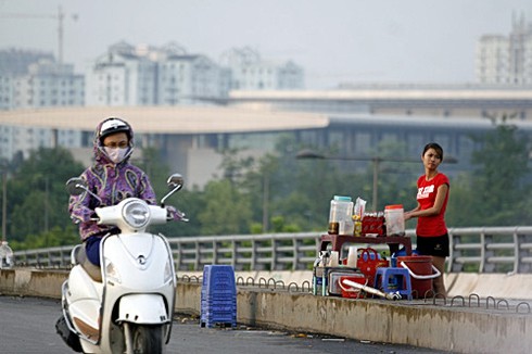 Kỳ quặc quán nước trên cầu vượt đại lộ Thăng Long