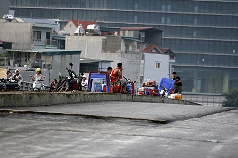 Kỳ quặc quán nước trên cầu vượt đại lộ Thăng Long