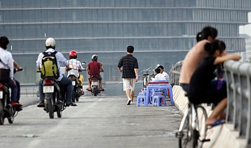 Kỳ quặc quán nước trên cầu vượt đại lộ Thăng Long