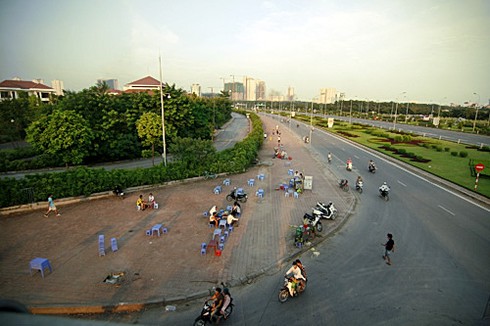 Kỳ quặc quán nước trên cầu vượt đại lộ Thăng Long