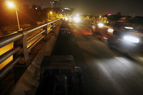 Kỳ quặc quán nước trên cầu vượt đại lộ Thăng Long