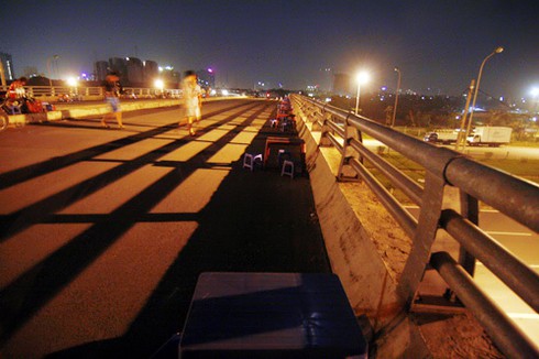 Kỳ quặc quán nước trên cầu vượt đại lộ Thăng Long