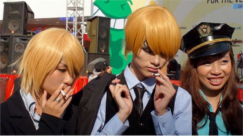 Tóc xanh, tóc đỏ uốn éo tại Carnival Hà Nội