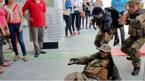 Tóc xanh, tóc đỏ uốn éo tại Carnival Hà Nội