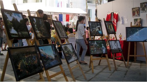 Tóc xanh, tóc đỏ uốn éo tại Carnival Hà Nội