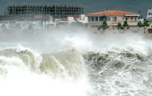 Bão lớn nhất 60 năm qua tấn công Nhật Bản