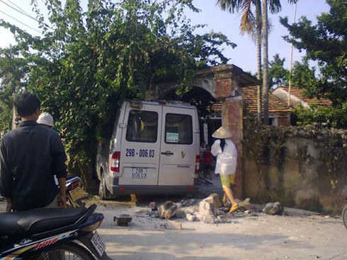 Ô tô mất lái đâm xuyên tường nhà dân