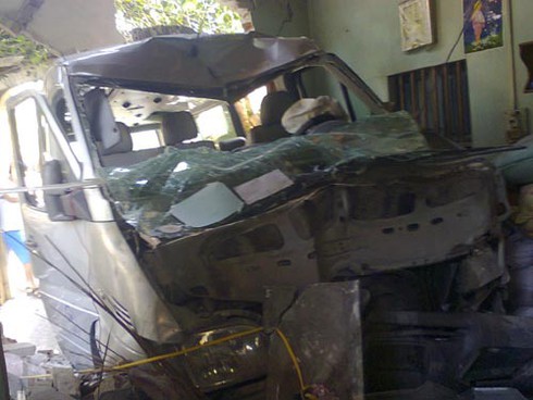 Ô tô mất lái đâm xuyên tường nhà dân