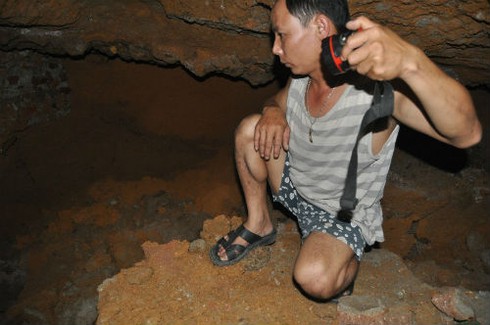 'Hố tử thần' nuốt nhà, dân căng lều ở ngoài đường