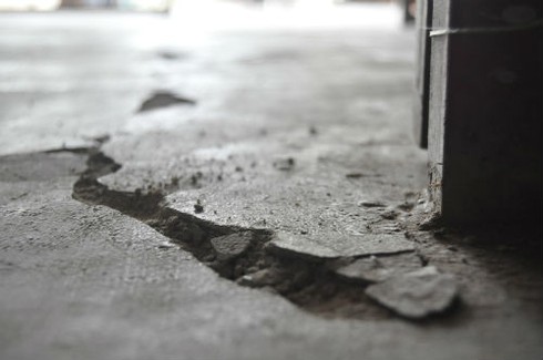 'Hố tử thần' nuốt nhà, dân căng lều ở ngoài đường