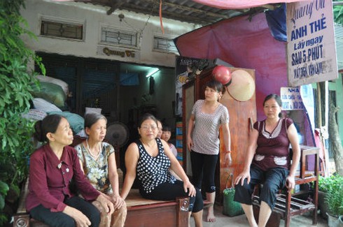 'Hố tử thần' nuốt nhà, dân căng lều ở ngoài đường