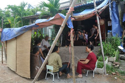 'Hố tử thần' nuốt nhà, dân căng lều ở ngoài đường