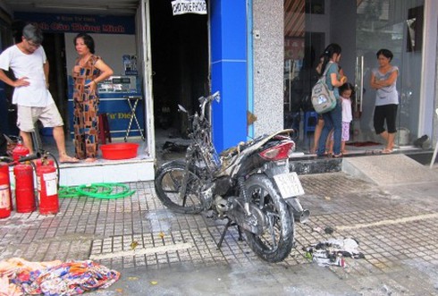 Xe máy Honda lại bốc cháy ngùn ngụt