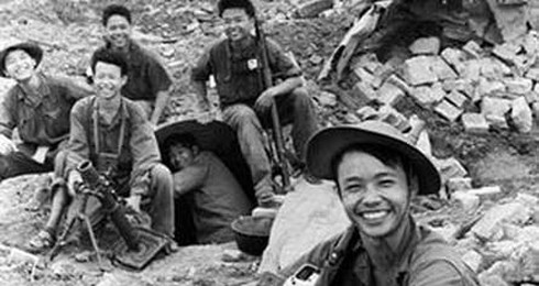 Phóng viên ảnh Đoàn Công Tính: `Khi tôi ra chiến trường máy ảnh là vũ khí`